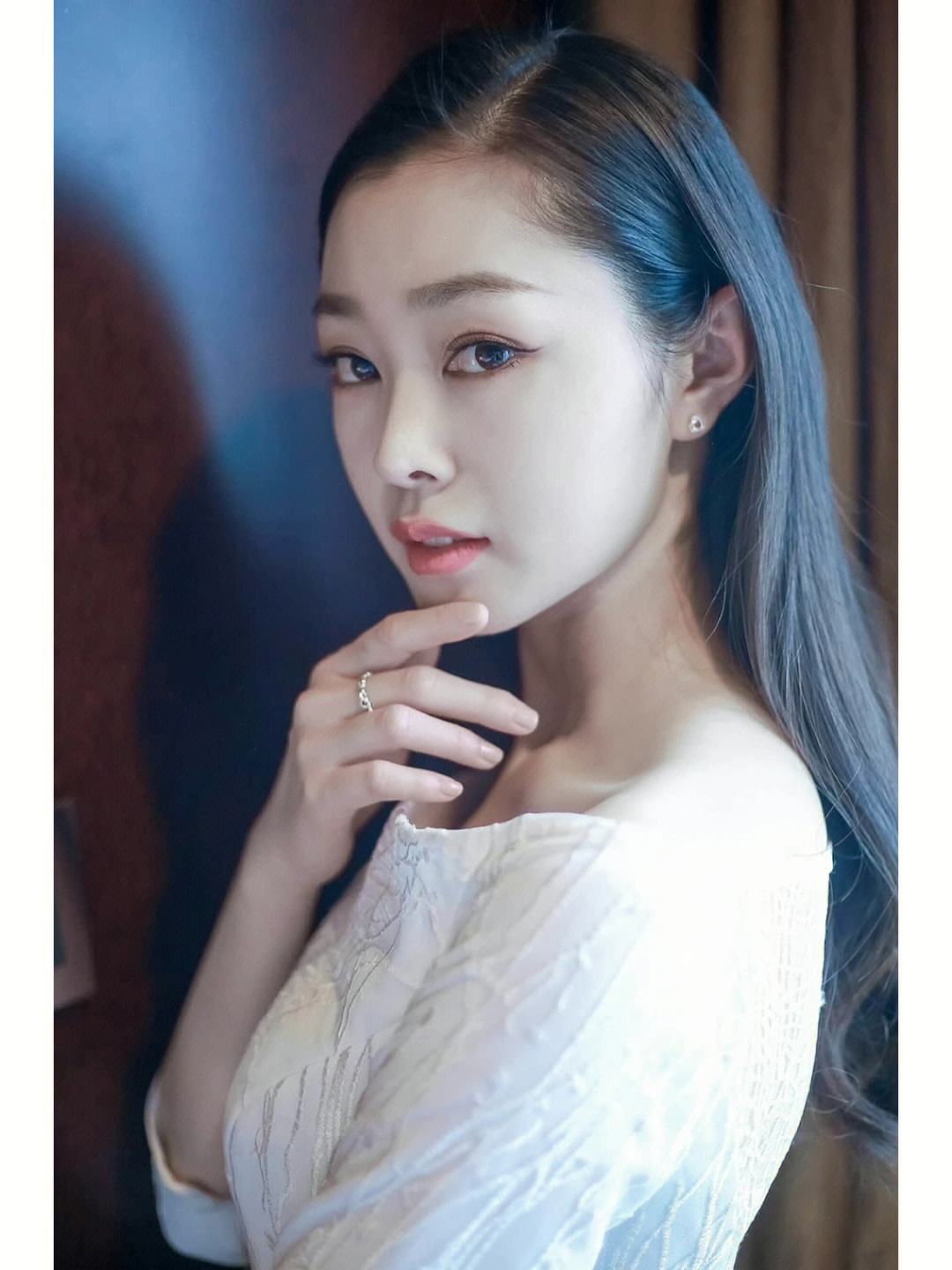 33岁宋铁当众被搂抱!小4岁白敬亭充当护花使者,两人疑好事将近