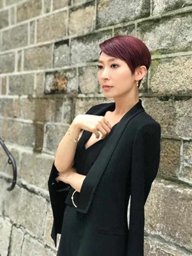 44岁TVB前实力小花遭父嘲一世做茄喱啡 今获老板封「英皇一姐」！