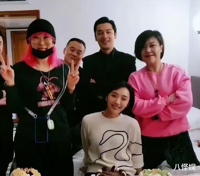 胡歌|感情好好！唐嫣父亲带外孙探望胡歌一家，小小糖扎丸子头好可爱