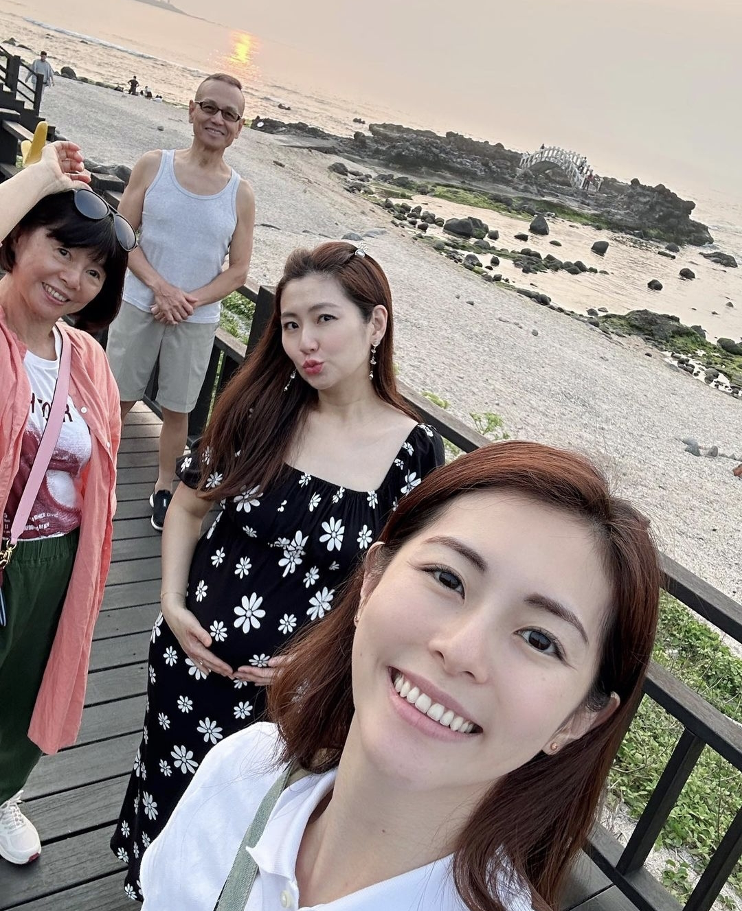 selina晒全家出游照,手捧孕肚出镜,手臂烧伤疤痕曝光 - 育儿资讯(主打