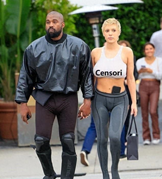 坎爷把袜子当鞋逛街,小18岁新妻只穿裤袜撑到透明,没卡戴珊那么紧致