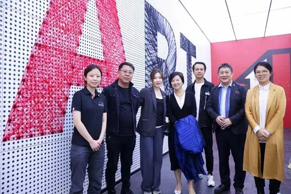 “超越的维度”： 24 位艺术家跨度近四?余年的艺术探索