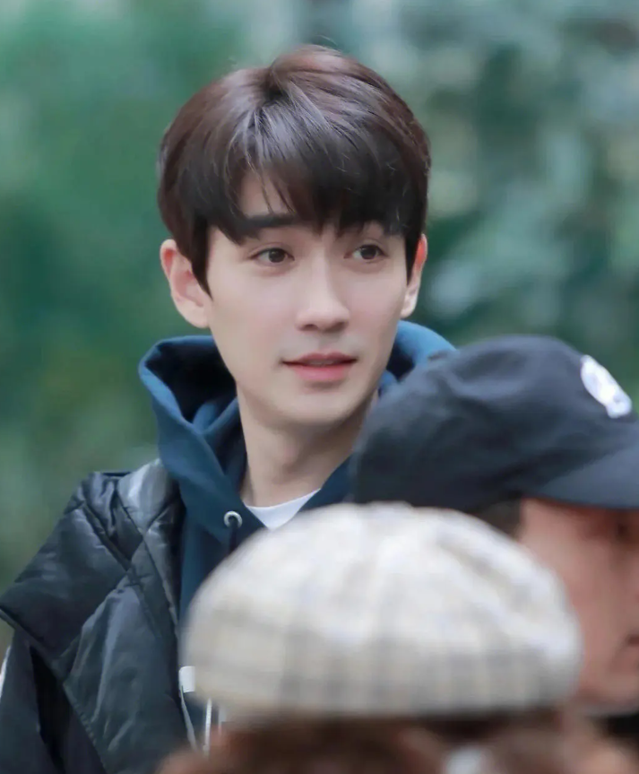 35岁朱一龙伤情已逐渐康复！眉骨伤痕变淡，状态良好高调复工