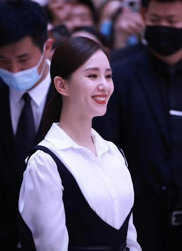 36岁刘诗诗终现原形,眼窝凹陷褶皱明显,原是与吴奇隆争抢养权?