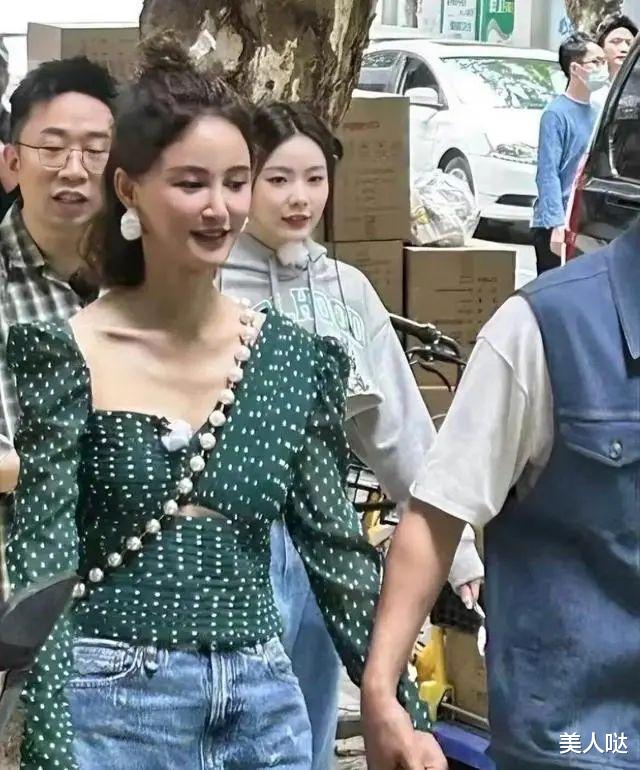 张歆艺|张歆艺袁弘罕见合体惹争议！一个“科技脸”僵硬到认不出，一个沧桑似民工