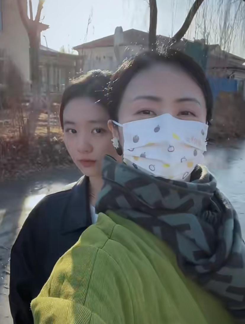 黄忆慈|黄多多晒和外籍同学合照秒删，妆容精致显成熟，仰拍角度身材超好