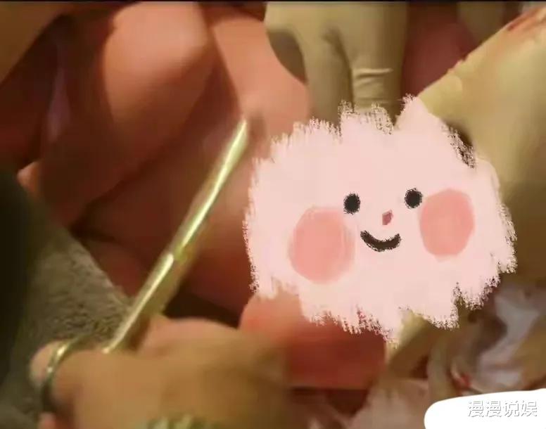 钟嘉欣|演员钟嘉欣首次公开三胎女儿水下分娩视频，全程表情坚定，好勇敢