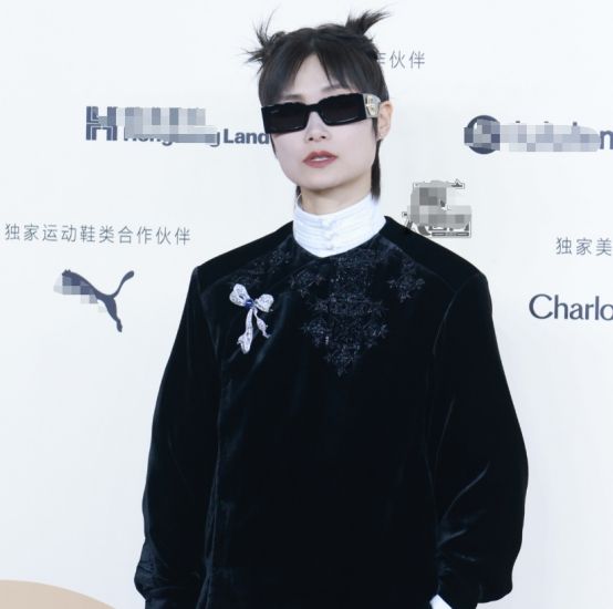 Vogue红毯：热巴腰臀比夸张，娜扎大胆，奚梦瑶贵妇，倪妮肌肉臂