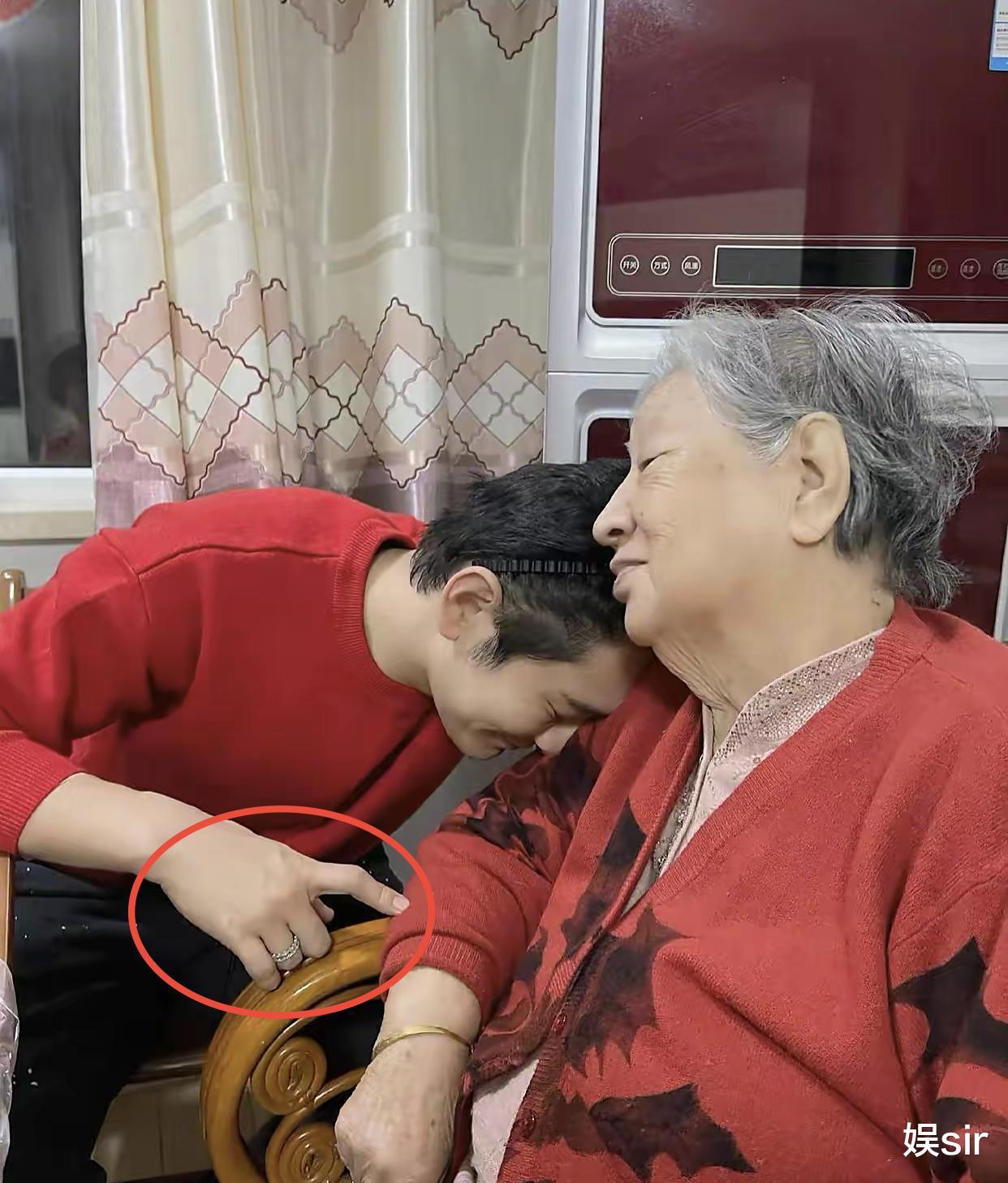 黄晓明|大瓜！黄晓明与异性坐腿贴脸拥抱，女方神似佟丽娅，已有3个孩子