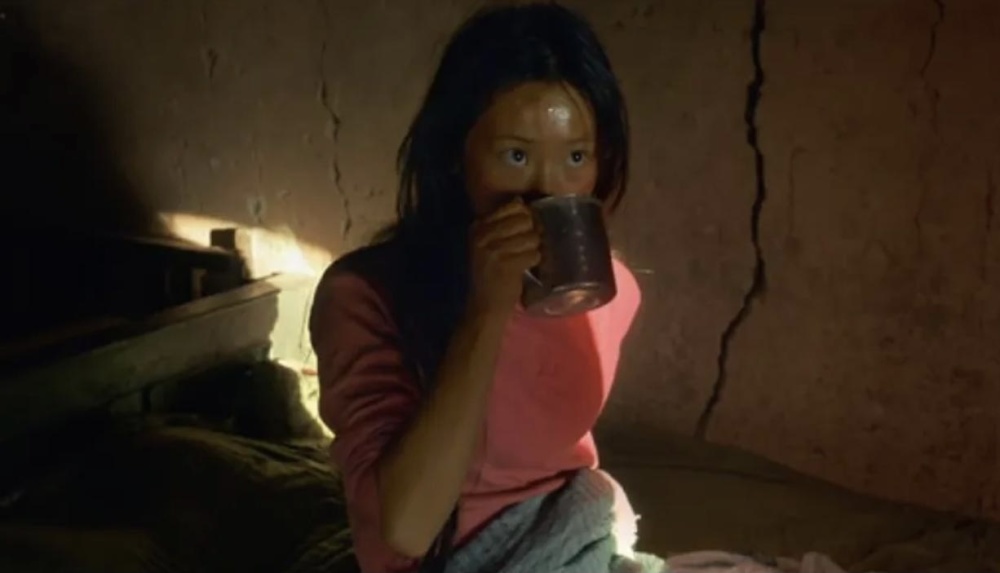 《八角笼中》的刻意扮丑，让这位00后新人出圈，戏外神似刘亦菲