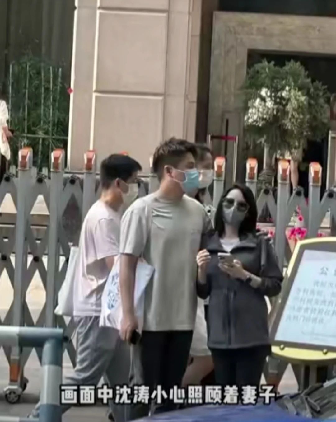 主持人沈涛晒照官宣产子,亲自给儿子剪脐带,好体贴细微的爸爸