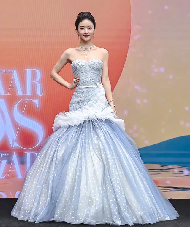 |热巴、赵丽颖同台斗艳,女明星们红毯秀清凉,龚俊却在穿冬装