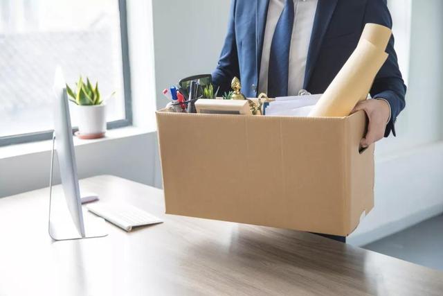 以为要领年终奖,没想到却是辞退通知书,原因曝光引热议