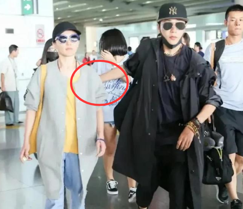 周迅|周迅陈坤领证风波后续！陈坤当儿子的面亲吻周迅，更多细节被扒出