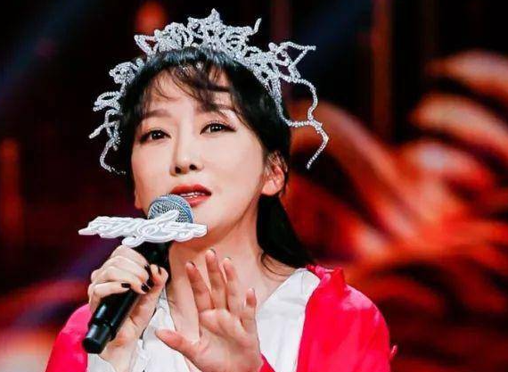 |她曾春晚常客，与富豪认识1小时便领证，今41岁成豪门阔太