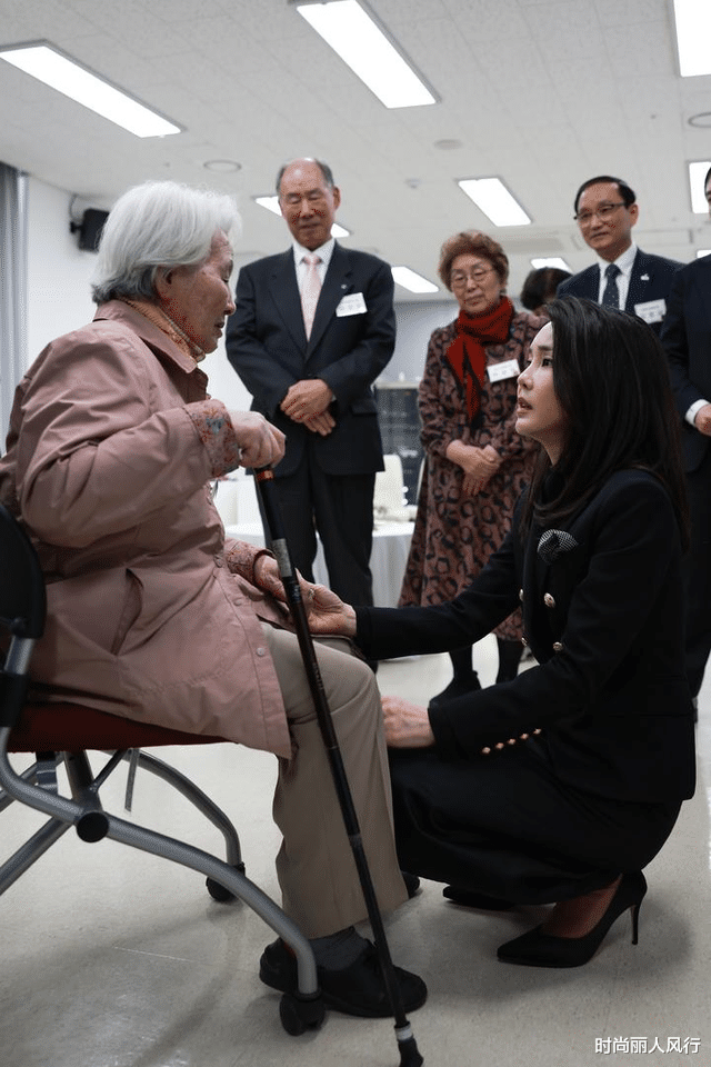 小黑裙 韩国第一夫人难怪受爱戴！穿小黑裙慰问老人，蹲下身子交流超温柔
