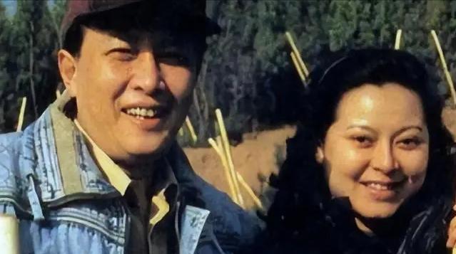 唐国强|70岁唐国强现身美国,混血妻子长相精致,吃鱼翅海参喝数瓶茅台