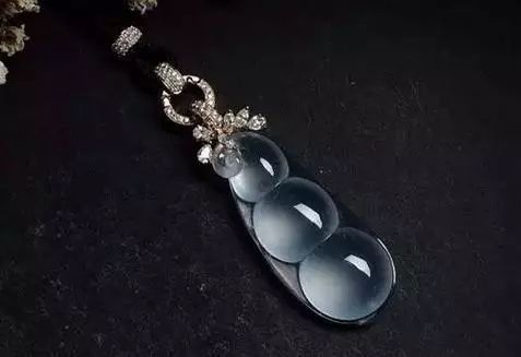 别看个头小浓缩是精华,小小原石切出玻璃种翡翠挂件!