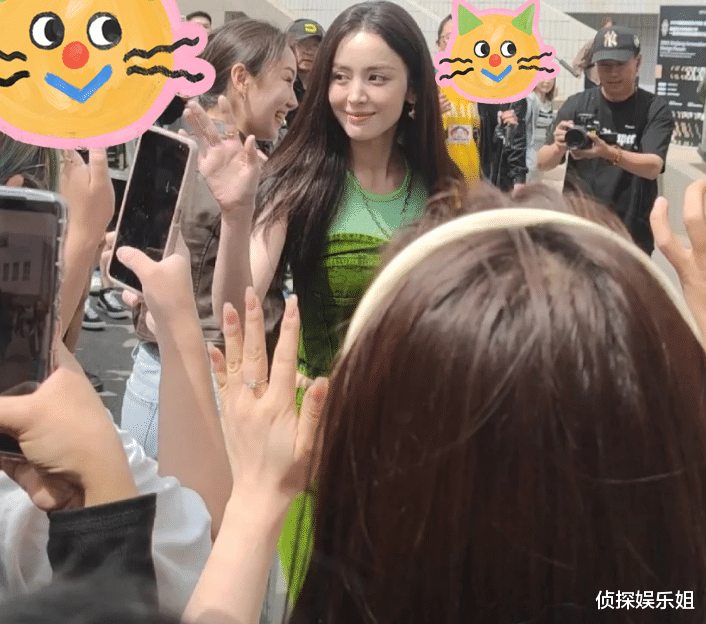 古力娜扎|古力娜扎回新疆母校,怼脸生图美得360度无死角,辣妹穿搭超抢镜