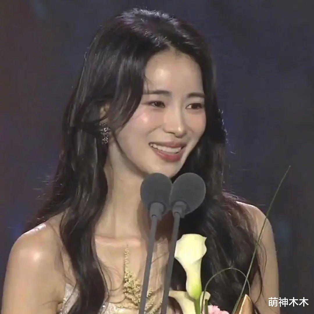 汤唯|韩国百想大赏礼服排位:IU珠宝配饰近百万,汤唯二度封后礼服低调