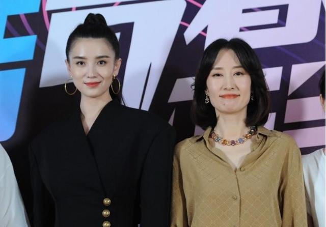 刘敏涛又输给宋佳,因为人家衣品好并且还换了发型,看着像两代人