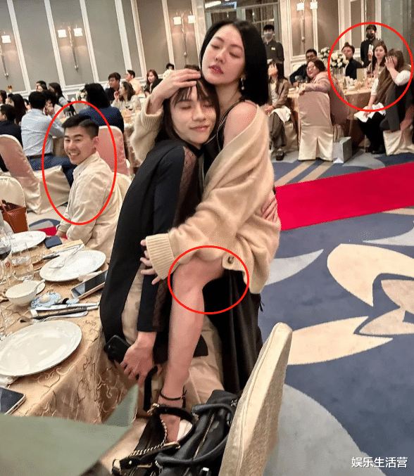 小S|小S参加朋友婚礼,和异性贴身搂抱,腿也架他身上,网友:太寂寞
