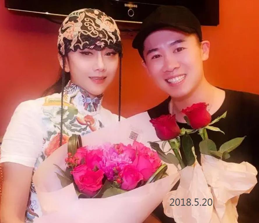 |杨丽萍与小鲜肉过520,相差33岁穿情侣装,5年前就一起过节