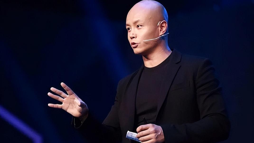 48岁陶红因病去世，9岁女儿一路跪拜祈福，与乐嘉婚姻仅维系3年