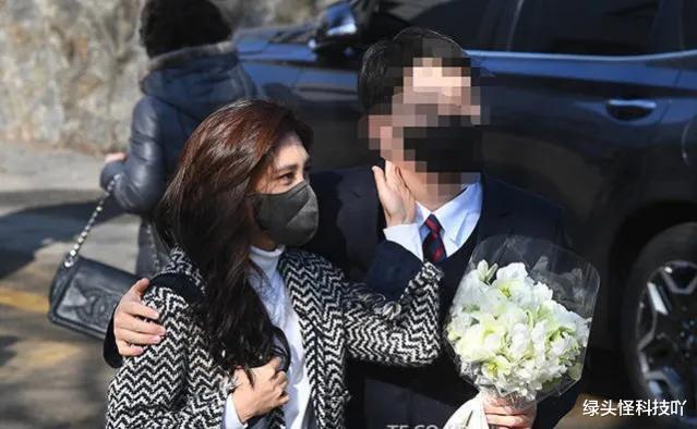 保安|三星长公主参加儿子毕业典礼，美貌刷屏韩网，儿子比哥哥孩子争气