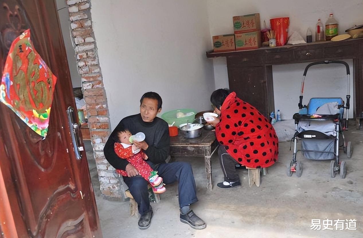 初三被迫退学,妹妹被骗爸爸让她拿钱,父亲去世后她多年不再回家