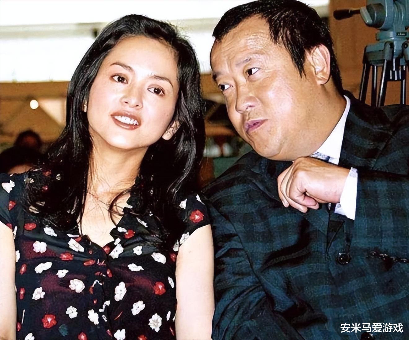 69岁曾志伟与好友遗孀旅游购物,两人出双入对9年,关系成谜