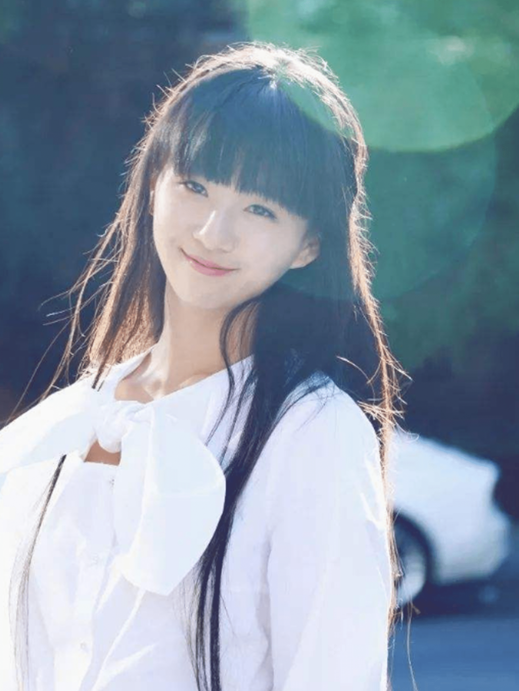 24岁小彩旗晒英国留学生活，穿连体泳衣出海游玩，皮肤黝黑变化大