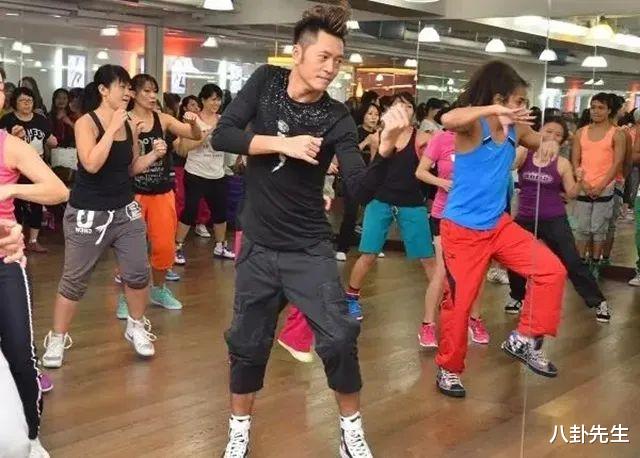 57岁港星服装店开业，穿着太奇葩遭嘲讽，虽过气仍住上亿别墅