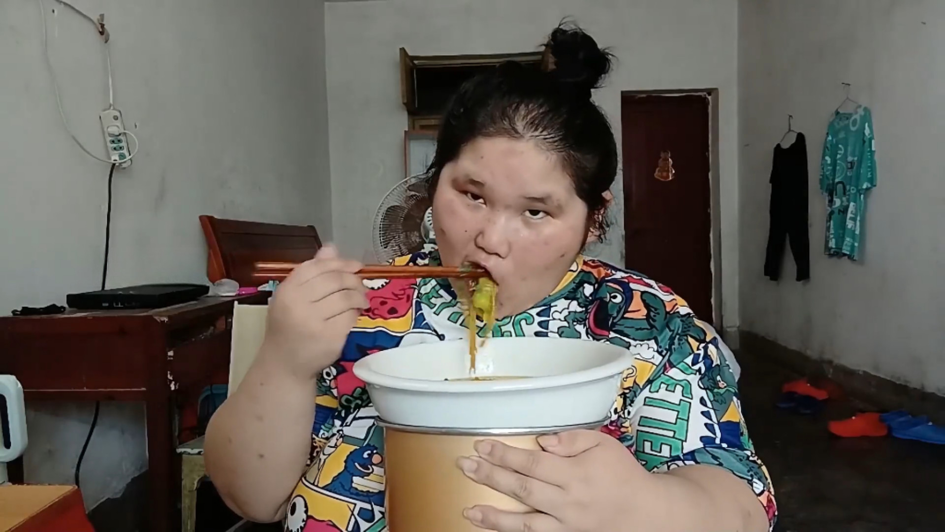 宋慧乔 又一位女孩去世！体重超标依旧暴饮暴食，美食博主究竟为了什么？