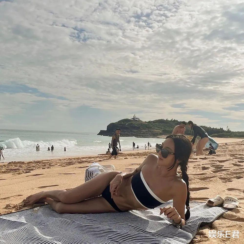 曹格13岁女儿暴风式成长,穿露背晚装显成熟,保留特色八字眉