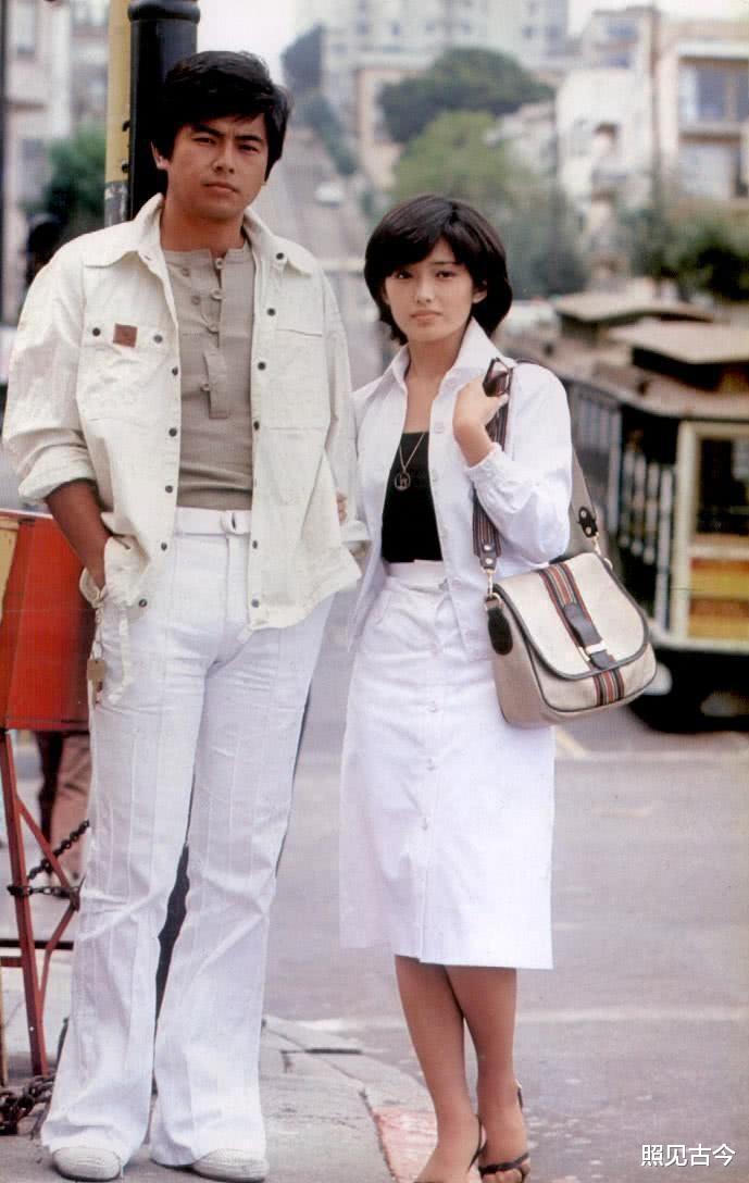 三浦友和：50年发型不变肌肉有型，帅气到老，2个儿子却不像他