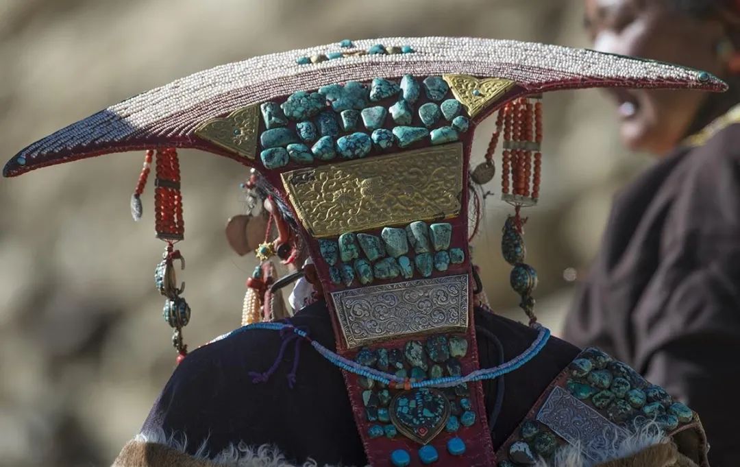 看看藏服上百块老蜜蜡、无数颗珍珠、红珊瑚、绿松石