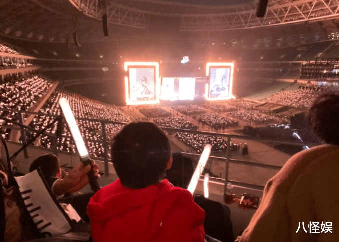 张歆艺带儿子拍戏，四坨侧脸超帅！保姆用万元包装方便面太壕气