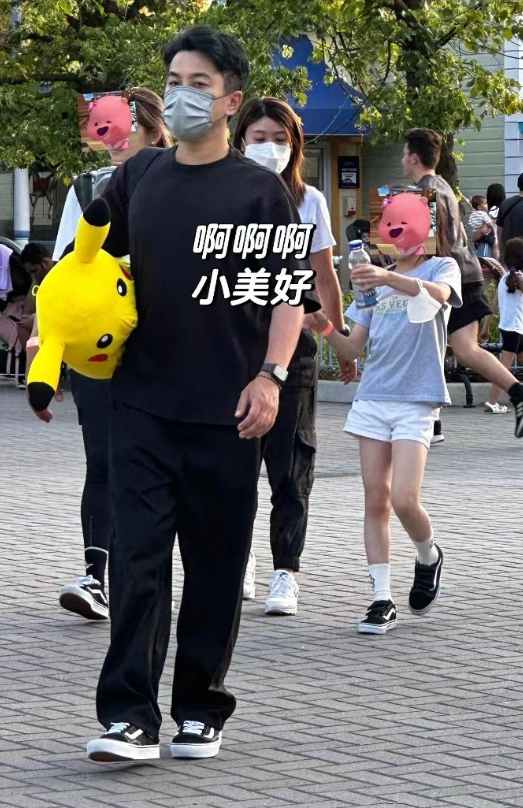 刘恺威一家三口现身加拿大,手抱小糯米玩偶,刘璀翎惊艳登场