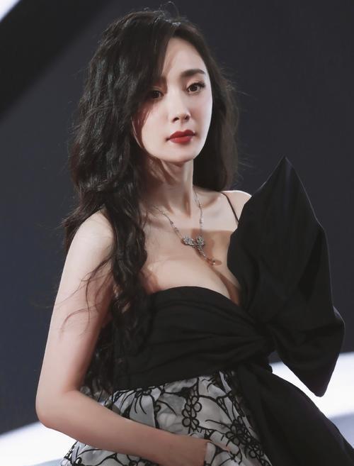 杨幂|张小寒说杨幂绯闻缠身蛮难的！杨幂：感谢黑粉，都是草船借来的箭