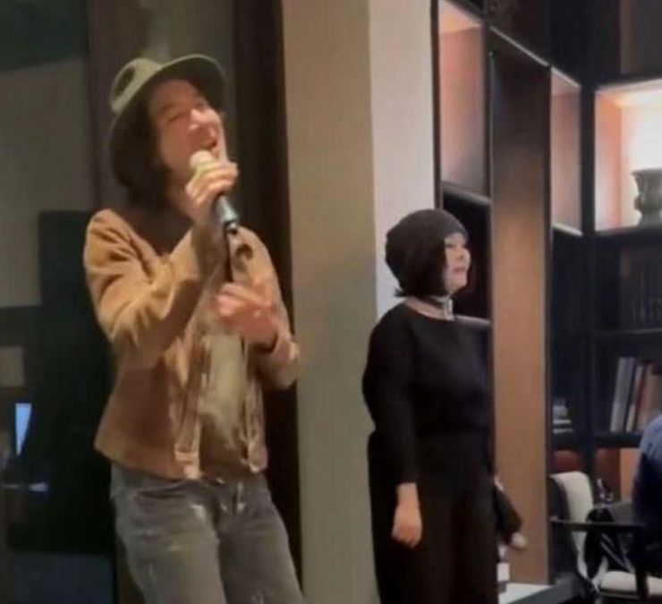 |王力宏陶喆参加婚礼，两人罕见同框炫歌技，被网友吐槽不吉利