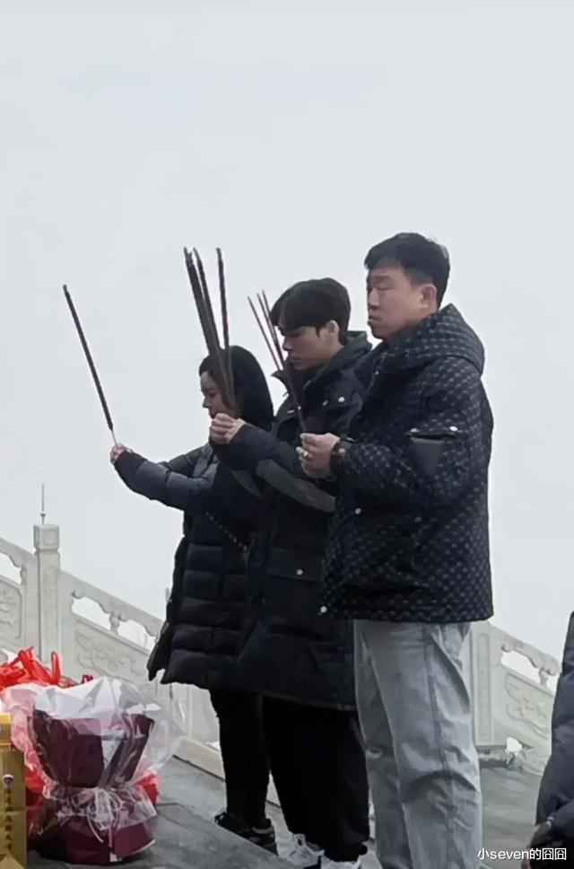 李易峰初五不避镜头,去寺庙拜神照片曝光,素颜略微驼背不像明星