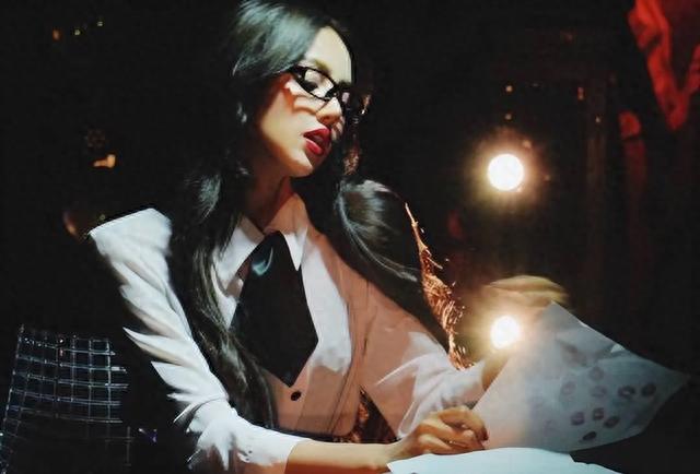 Lisa两次晒疯马秀私密照,扯下最后的遮羞布,卡琳娜点赞人设崩塌