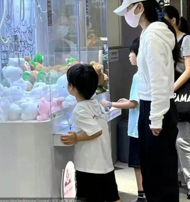 黄晓明“官宣”?叶珂直播间喊其老公,把“打脸”展现得淋漓尽致