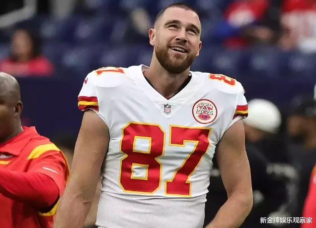 给新男友名分?霉霉和准婆婆妈妈一起看比赛,娘俩有说有笑