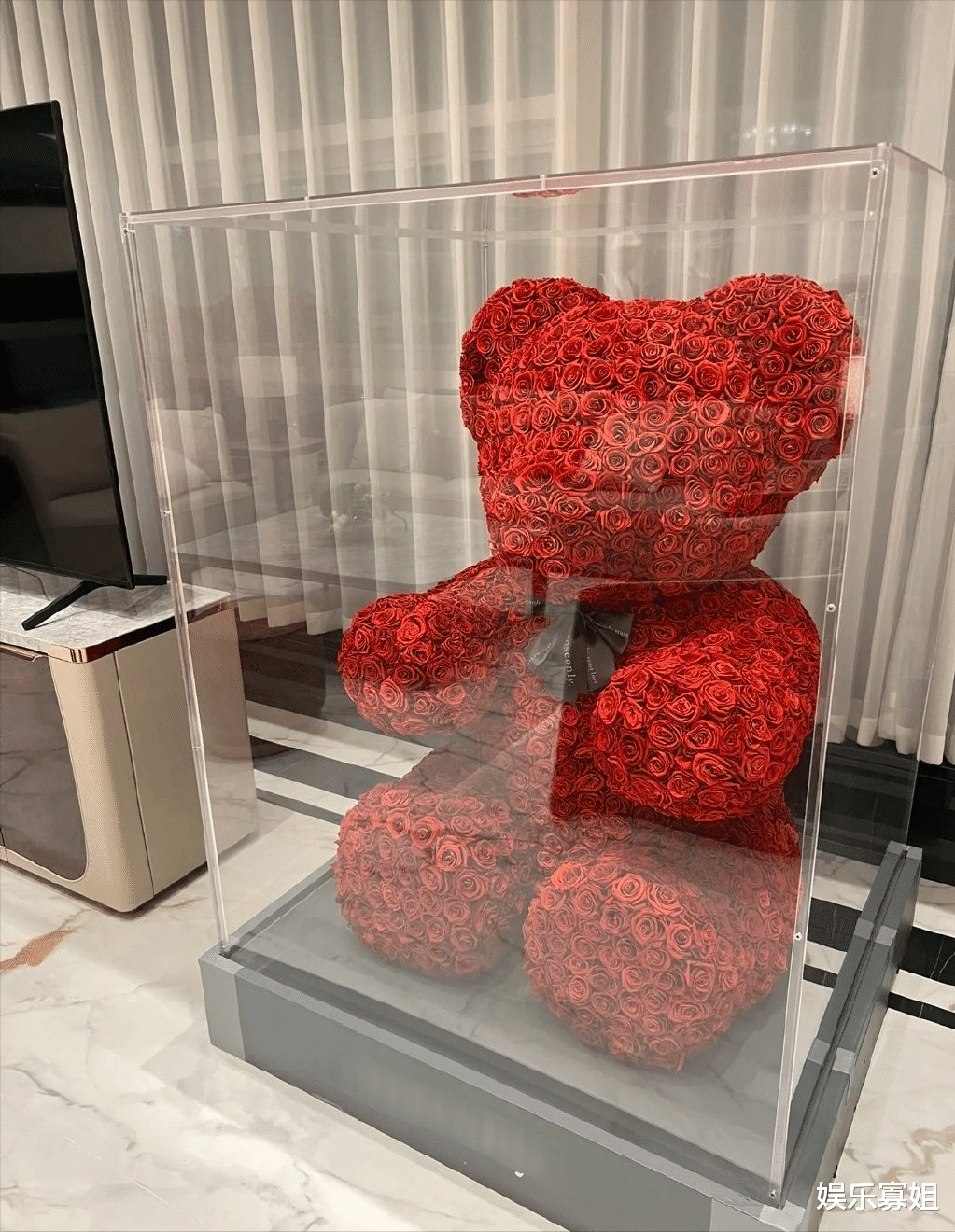 玫瑰|王诗龄520晒自拍,收到价值差不多十万的巨型玫瑰花熊,引发热议