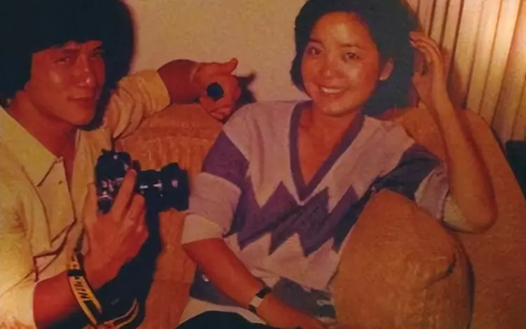 无数男人视她为女神,巅峰时期爱上成龙,却因吃饭最终分手