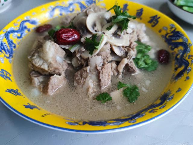 美食教程|东北大哥早市花100元买菜,晒3菜1汤引热议,网友:便宜但不离谱