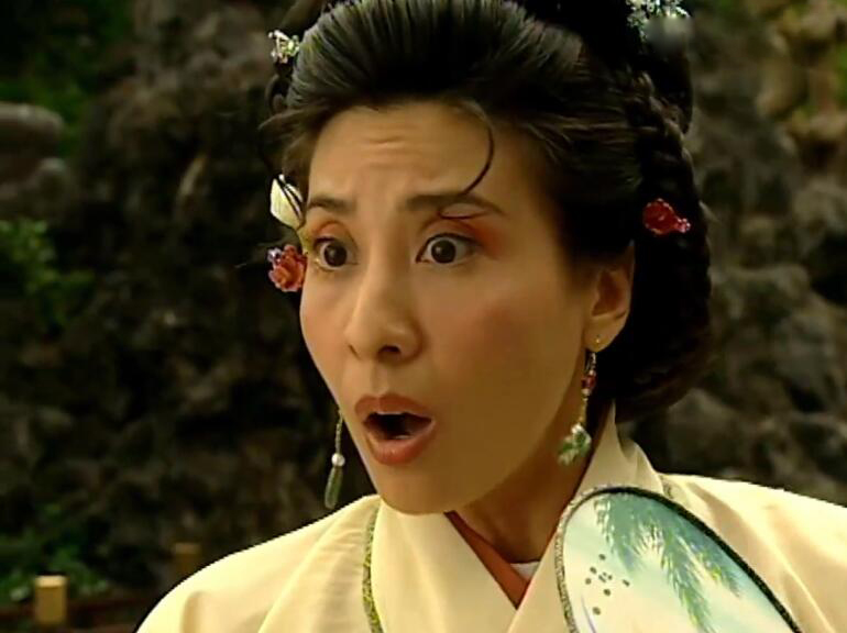 表面上是TVB万年女配，实际上是富家千金，坐着豪车进剧组吃盒饭