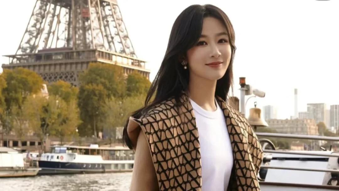 知名演员杨紫“开挂”，终于舍得露腿了，穿10万元衣服遭吐槽